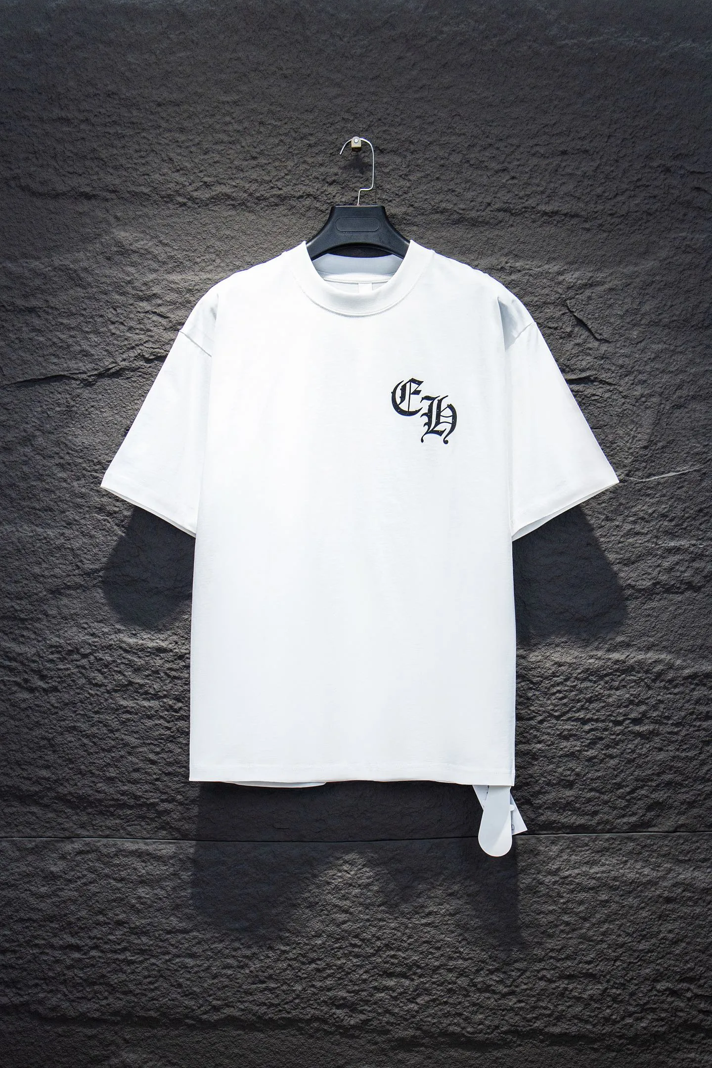 🅿️180 Style number: 7248# 🆕Chrome hearts 25ss os version is really charming. Chrome hearts are really unique. Every season’s new version is the best. It is very practical and can be worn casually✔️ - ⚠️100% cotton. Made of 32 double yarns and 260 grams of fabric. Made of imported knitting needle carded cotton, the thickness is moderate, drapey and contoured, making the upper body comfortable! ! It is very tolerant to fat body types and can instantly lose five pounds after wearing it!  Specially ordered many Austrian hot diamonds, which have the bling bling effect of natural crystals under the light, with multi-faceted reflective points, and the production cost is extremely high. The laser molding includes a computer engraving machine and a laser machine, which are accurate in granular units. Finally, it is hot and set at high temperature. After the hot stamping, the firmness needs to be tested repeatedly on the hot stamping. It can show colorful reflections under the light. The collar webbing extends to the shoulders for reinforcement, and the stitching at the joints. The hem and cuffs are all made of 0.2mm stitch double-thread stitching. They are carefully produced at a high cost. The attitude of making goods with a magnifying glass restores the quality and effect of the product. The full set of customized accessories only presents every detail to the customer. Printing is done using film printing, 50,000 positioning, which is very time-consuming. The addition of flocking elements to the body of the garment greatly increases the interest of the garment; unique visual effects. After special treatment, a unique effect is formed. An irregular hem is added to the version. This year's Kroxin is the main version. In the past two years, the oversize version has become the focus of the trend and has been a popular staple in the past two years. The change of designers has made this brand an instant hit. The progressive fashion of the times also needs the blood impact of fresh elements and trendy designs in order to continue its glory! It’s stylish both inside and outside, a must-have for high street travel! An absolute "eye-catching style" that can match couples 💏 Color: Black White Size: S M L XL